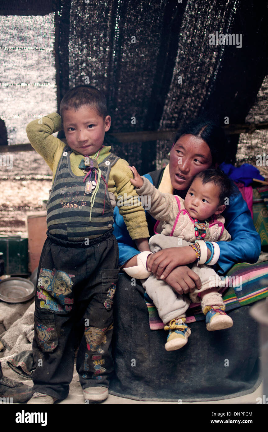 Nomaden-Familie in ihrem Zelt in der Nähe von Pekusto, Tibet. Stockfoto