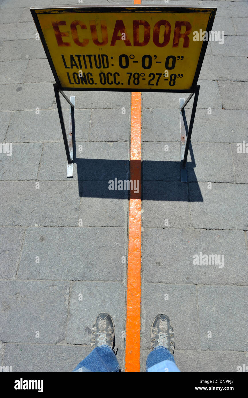 Orange Linie zeigt Äquator der Ciudad Mitad del Mundo (mittleren Stadt der Welt), Pichinchas Provinz, Ecuador Stockfoto Orange Linie zeigt Äquator der Ciudad Mitad del Mundo (mittleren Stadt der Welt), Pichinchas Provinz, Ecuador Stockfoto