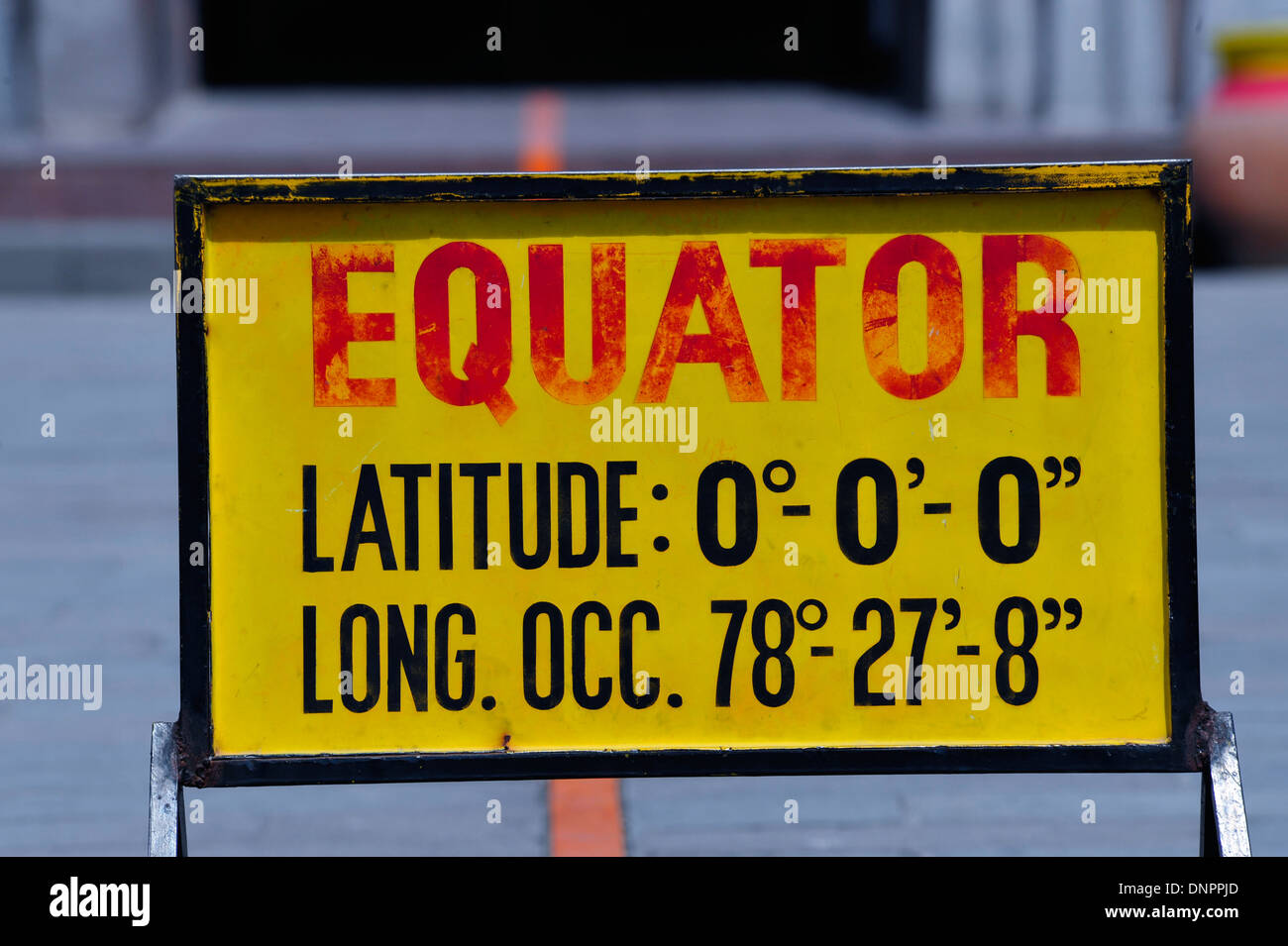 Board mit Äquator koordiniert bei Ciudad Mitad del Mundo (mittleren Stadt der Welt), Pichinchas Provinz, Ecuador Stockfoto