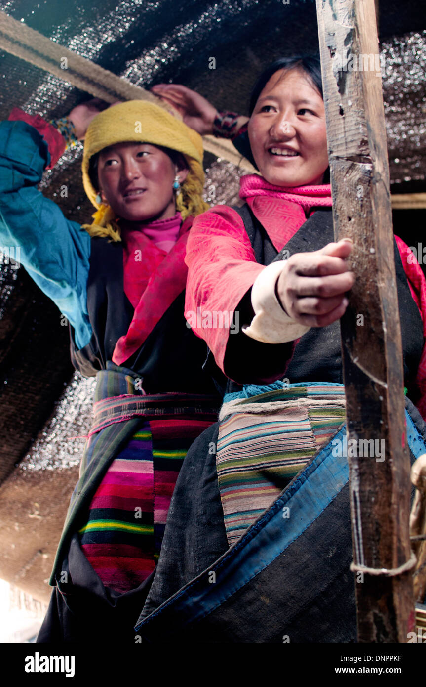 Zwei Nomad Frau in einem Zelt in der Nähe von Pekusto, Tibet Stockfoto