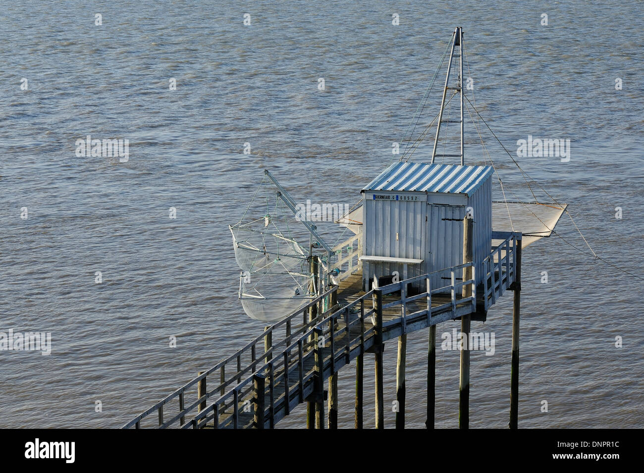 Fischerhütten entlang der Gironde-Mündung in der Nähe von Talmont Sur Gironde in Charente-Maritime, Frankreich Stockfoto