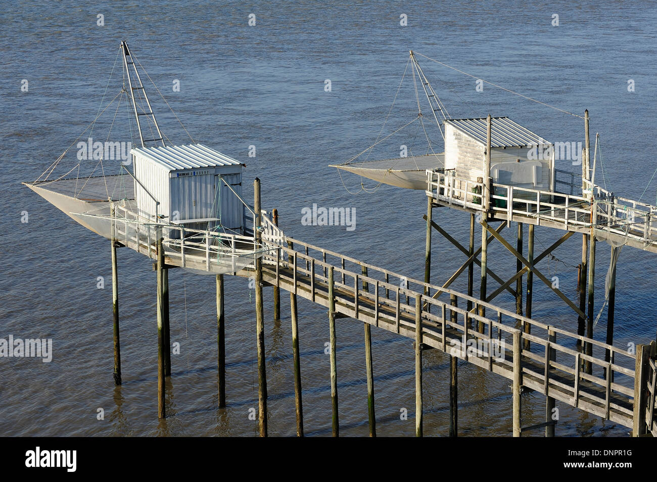 Fischerhütten entlang der Gironde-Mündung in der Nähe von Talmont Sur Gironde in Charente-Maritime, Frankreich Stockfoto
