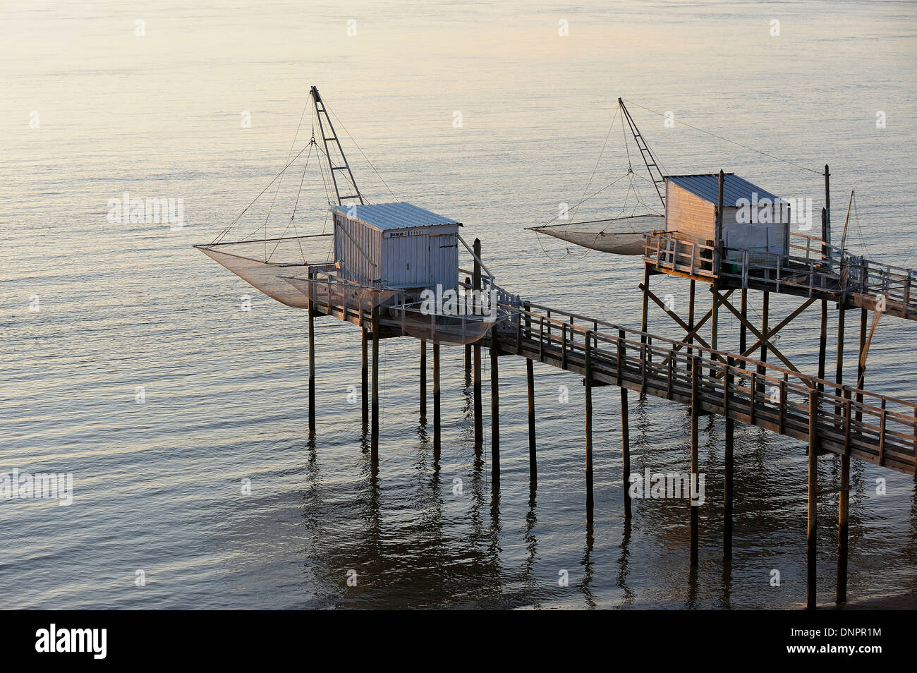Fischerhütten entlang der Gironde-Mündung in der Nähe von Talmont Sur Gironde in Charente-Maritime, Frankreich Stockfoto
