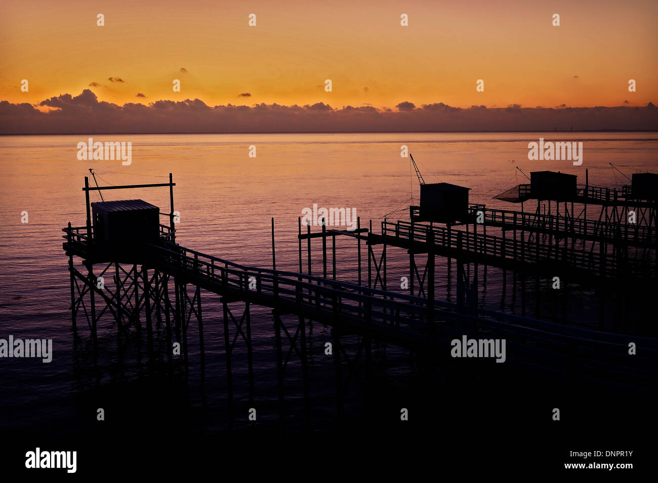 Fischerhütten entlang der Gironde-Mündung in der Nähe von Talmont Sur Gironde in Charente-Maritime, Frankreich Stockfoto