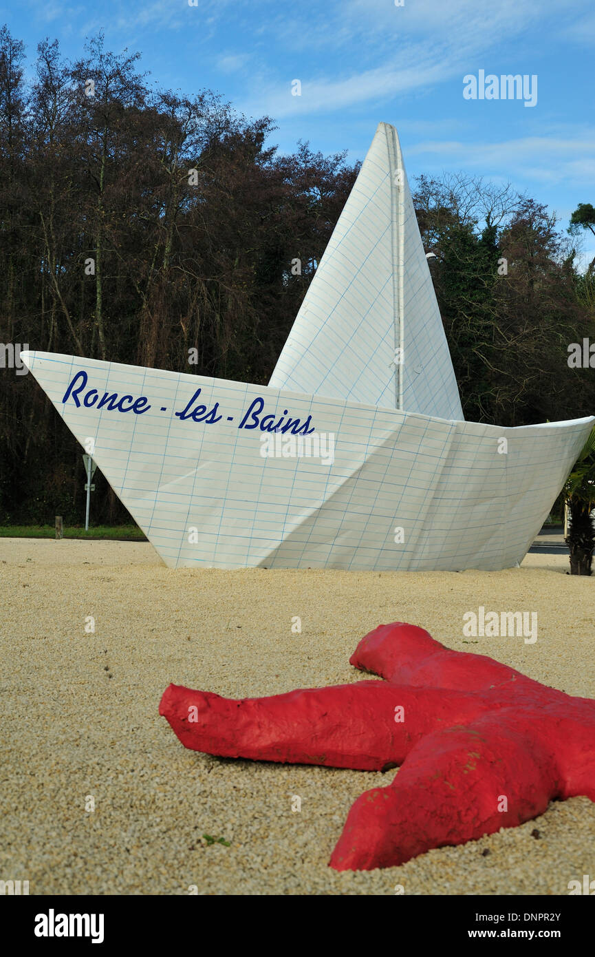 Skulptur von ein Papierschiff auf einen Kreisverkehr in der Nähe der Stadt Tremblade in Charente-Maritime, Frankreich Stockfoto