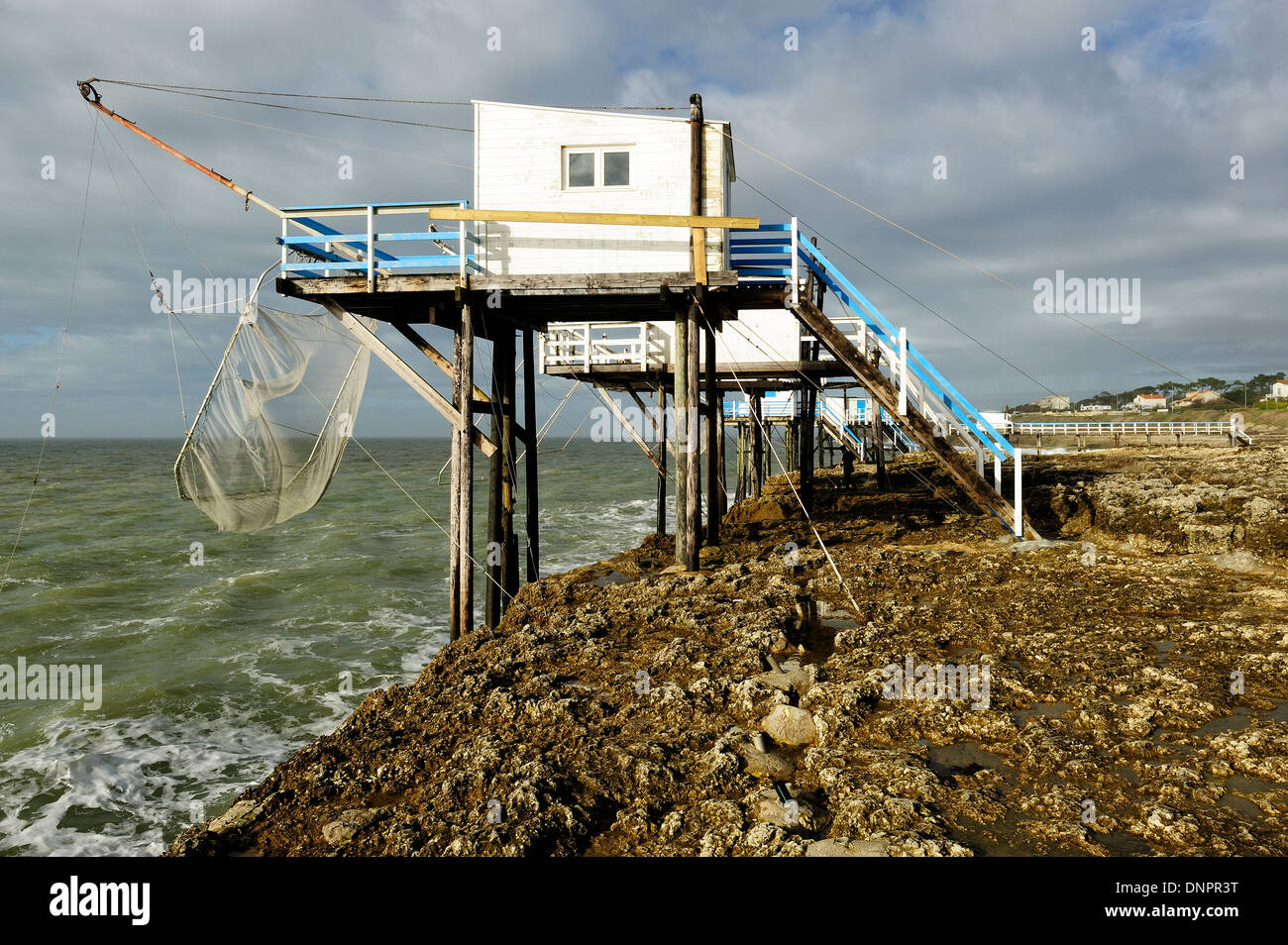 Fischerhütten entlang der Gironde-Mündung in der Nähe von Saint Palais-Sur Mer in Charente-Maritime, Frankreich Stockfoto