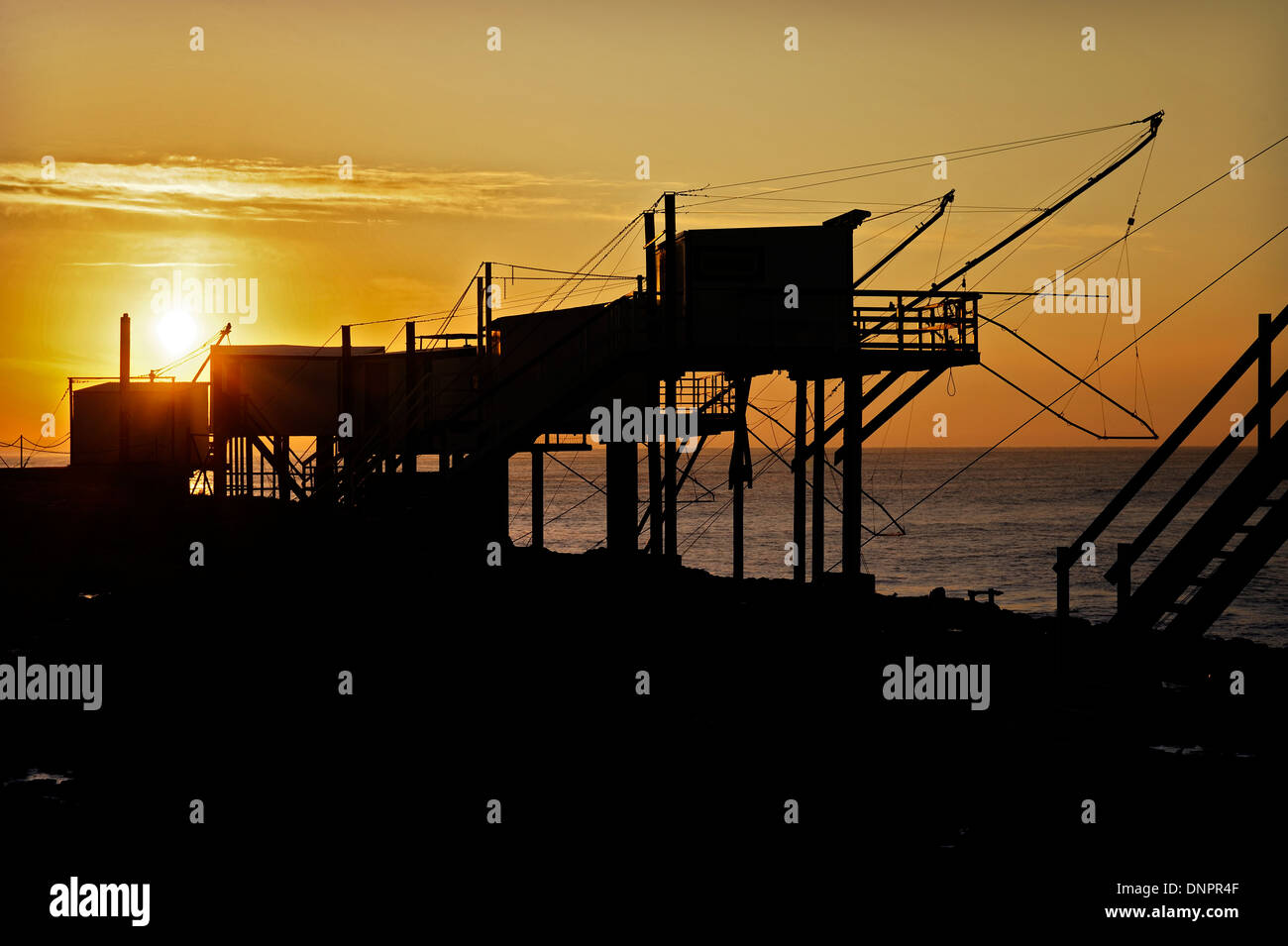 Fischerhütten entlang der Gironde-Mündung in der Nähe von Saint Palais-Sur Mer in Charente-Maritime, Frankreich Stockfoto
