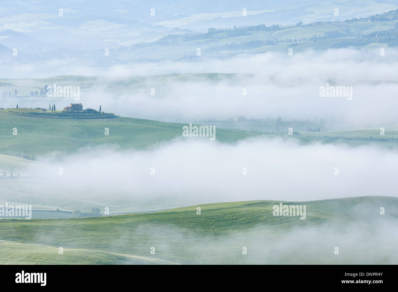 Typische Toskana Landschaft mit Bauernhof Morgen mit Nebel in der Nähe von Pienza. Pienza, Siena-Viertel, Toskana, Toscana, Italien. Stockfoto