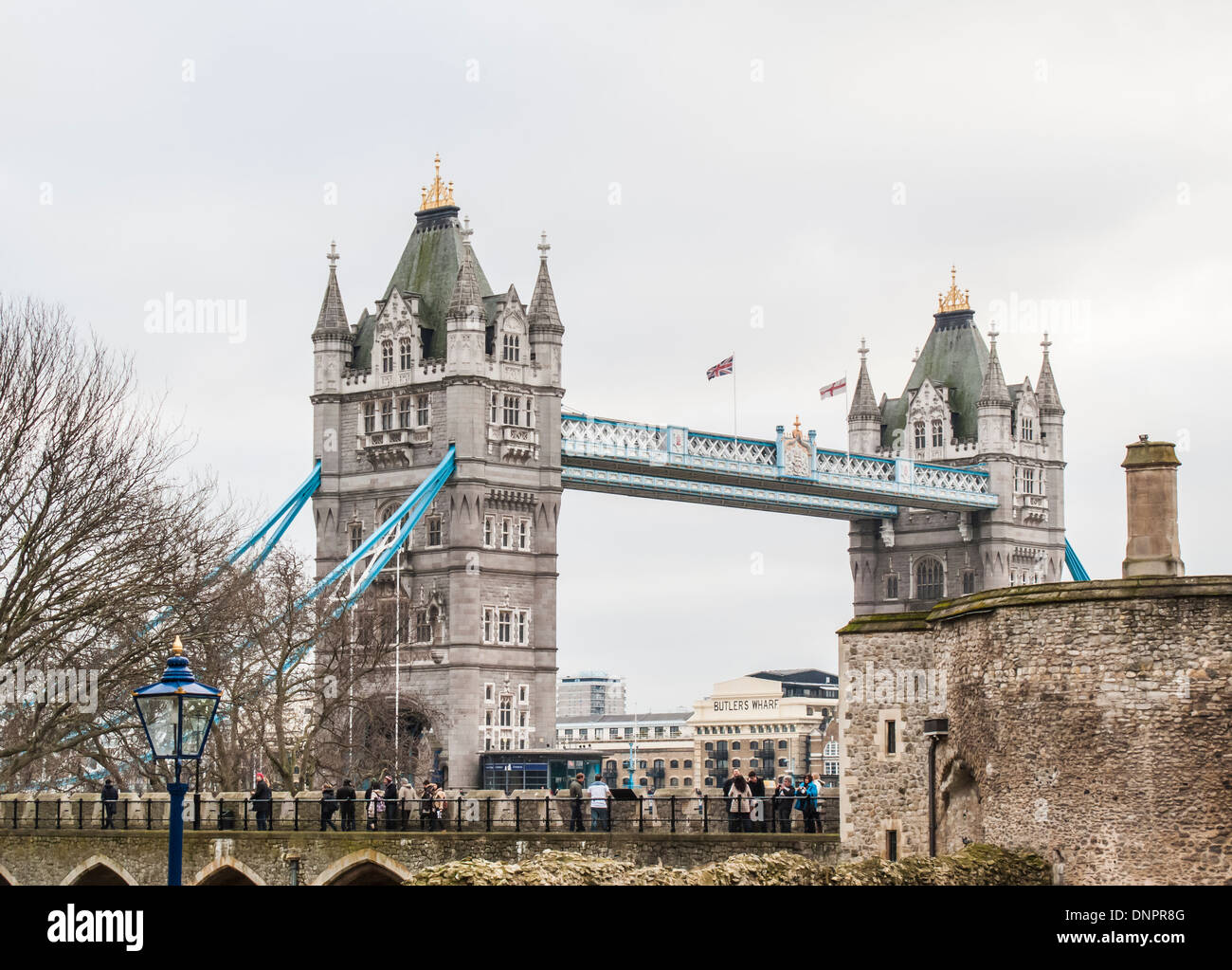 Tower Bridge, das Wahrzeichen von London aus dem Tower of London, mit Touristen auf dem Damm betrachtet Stockfoto