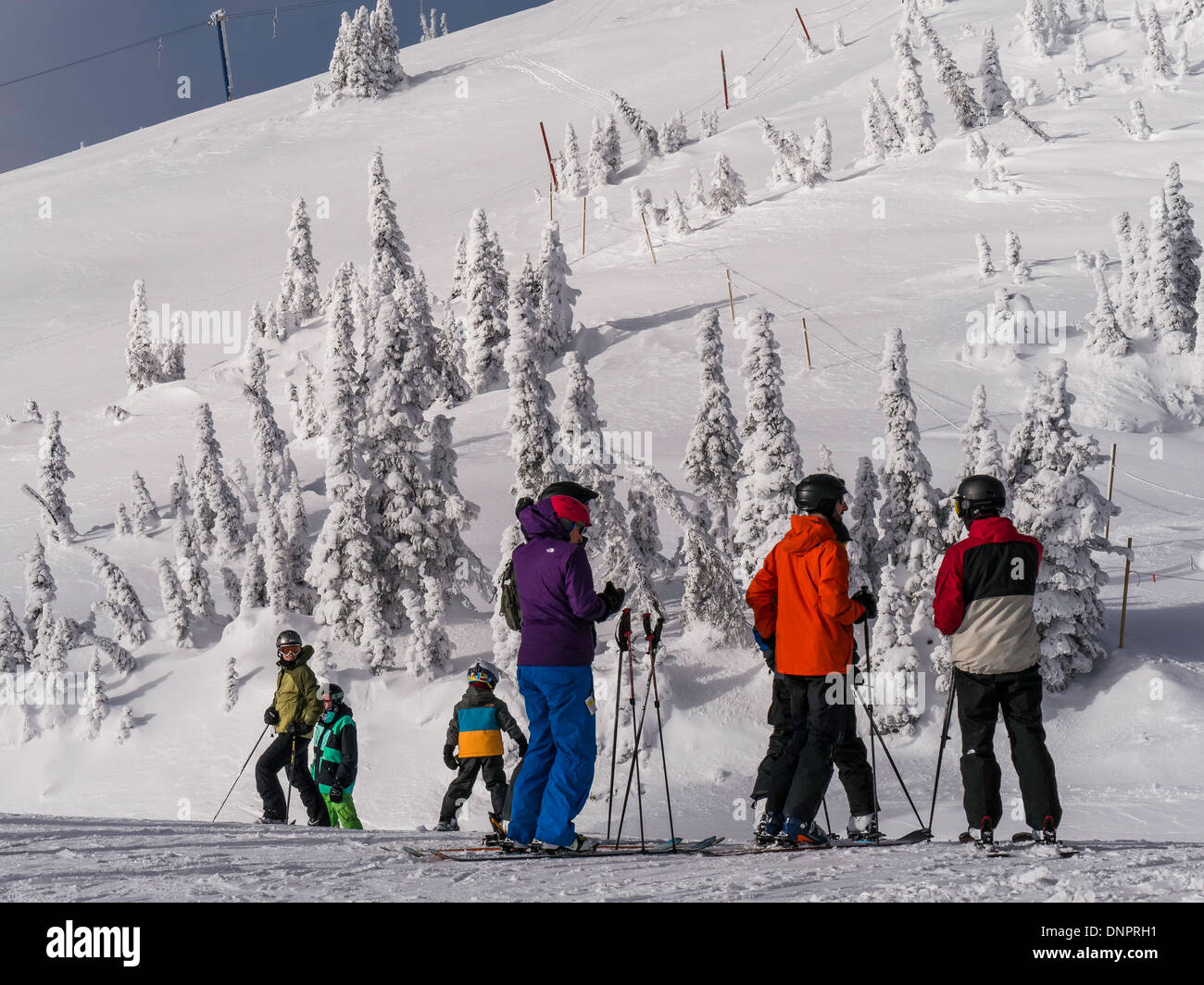 Skifahrer am oberen Rand der Bullet Express Sesselbahn, Big White Ski Resort, Britisch-Kolumbien, Kanada. Stockfoto