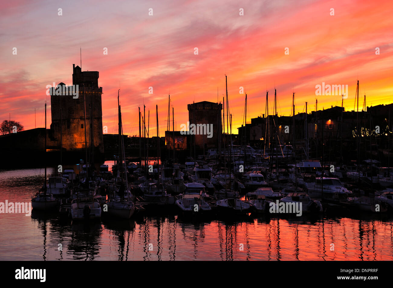 Sonnenuntergang über dem Hafen von La Rochelle, Charente-Maritime, Südwest-Frankreich Stockfoto