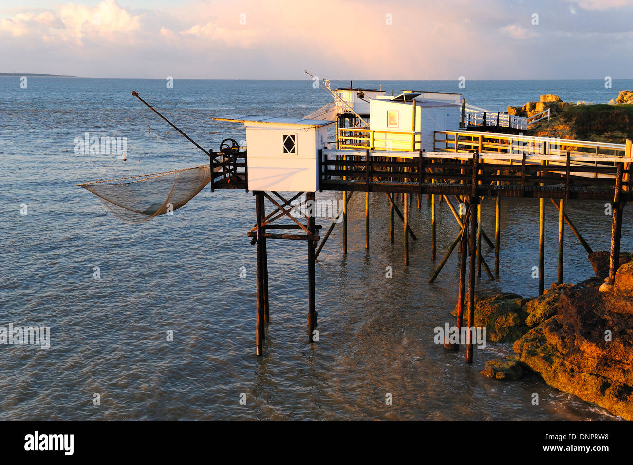 Fischerhütten entlang der Gironde-Mündung in der Nähe von Saint Palais-Sur Mer in Charente-Maritime, Frankreich Stockfoto