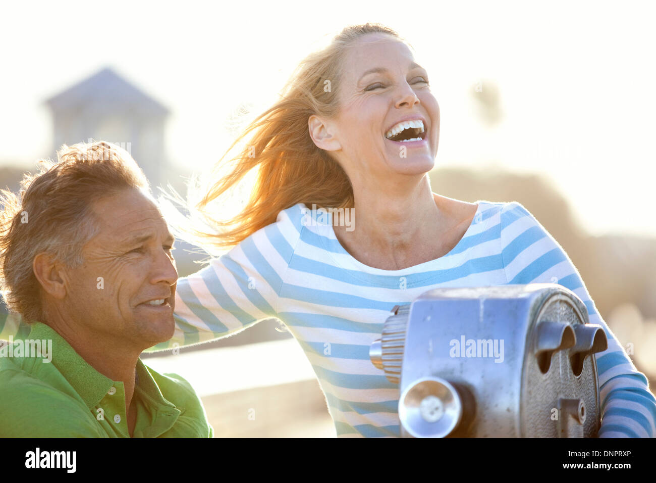 Älteres Paar wird spielerisch durch malerische Betrachter am Pier, USA Stockfoto