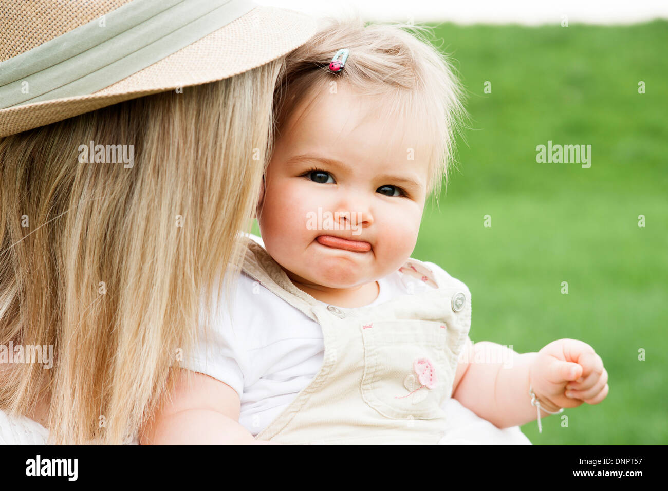 Porträt von Baby Mädchen machen Gesichter mit Mutter, Mannheim, Baden-Württemberg, Deutschland Stockfoto