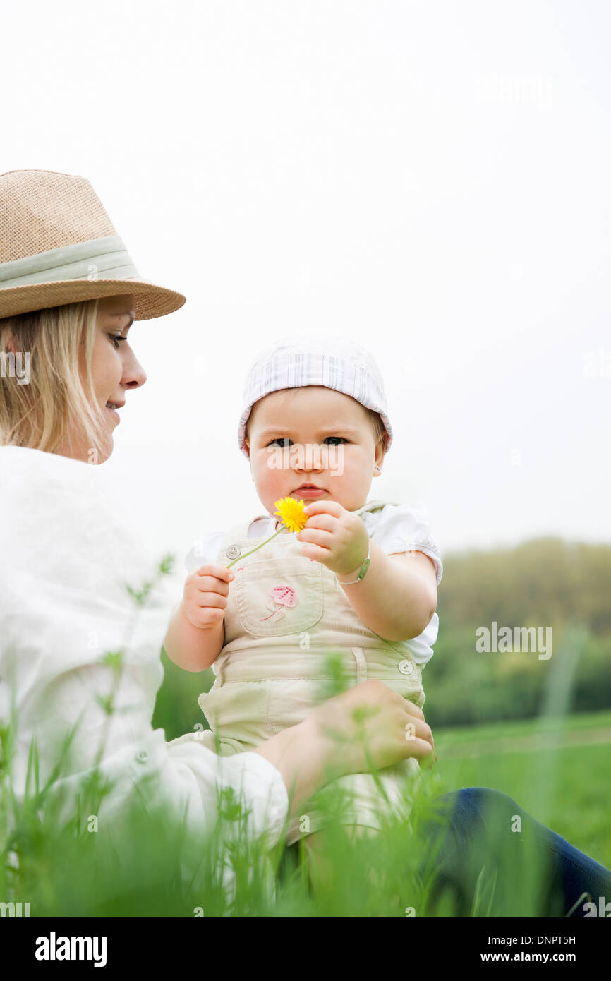 Porträt der Mutter mit Tochter sitzt auf ihrem Schoß im Freien, Mannheim, Baden-Württemberg, Deutschland Stockfoto