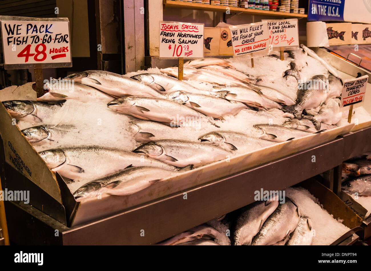 Frische King Salmon auf Eis in einem Fischhändler stall Pike Place Market Seattle, Washington, USA Stockfoto