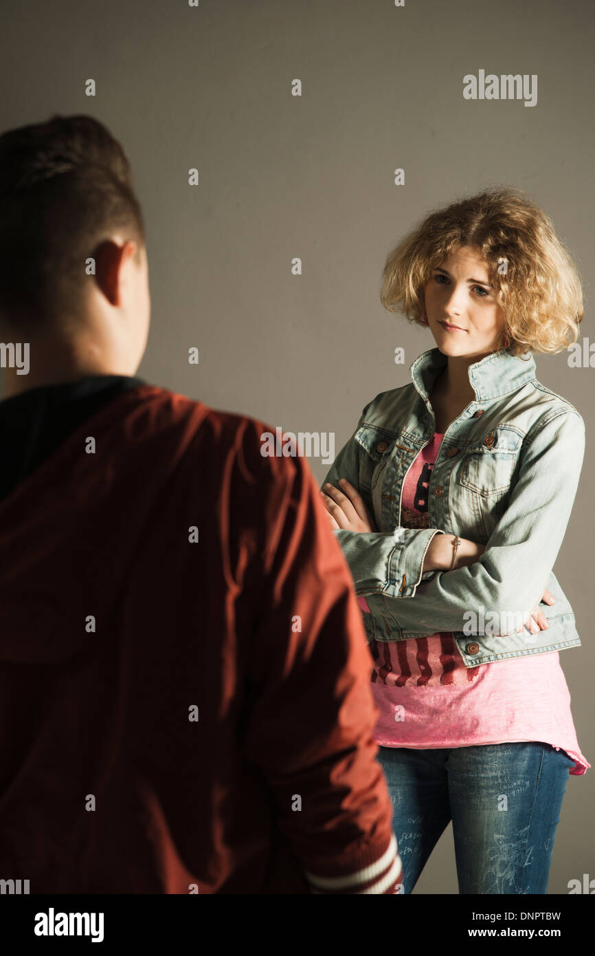 Teenager-Mädchen mit Arme gekreuzt auf Teenager, Studioaufnahme Stockfoto