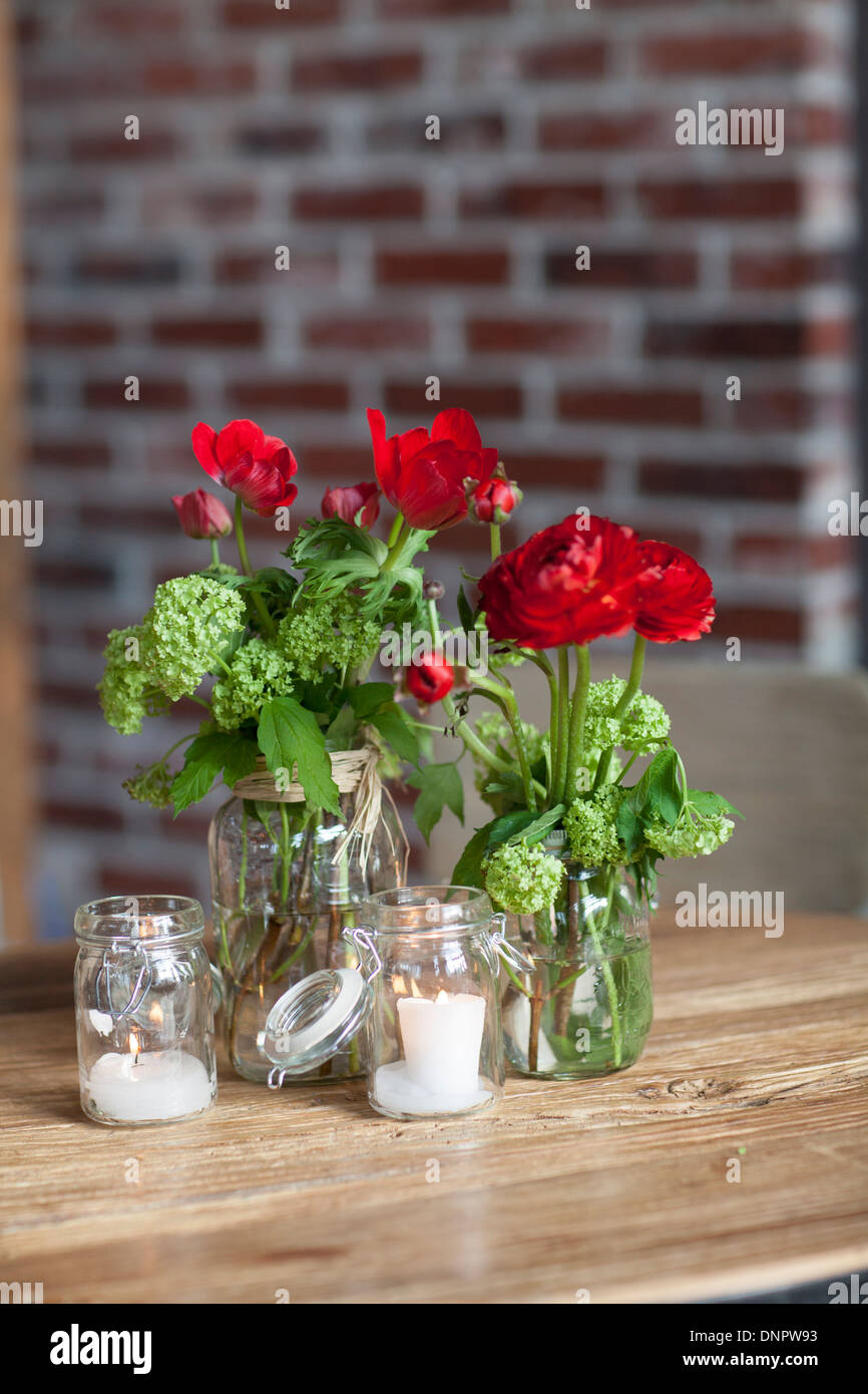 Kerzen und Blumen in Vasen auf Hochzeit, Toronto, Ontario, Kanada Stockfoto