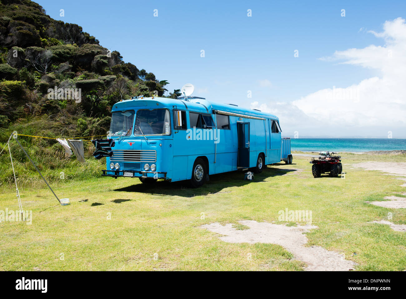 Geparkten Wohnmobil Bus am Rangiputa Beach, Karikari Peninsula, Neuseeland Stockfoto