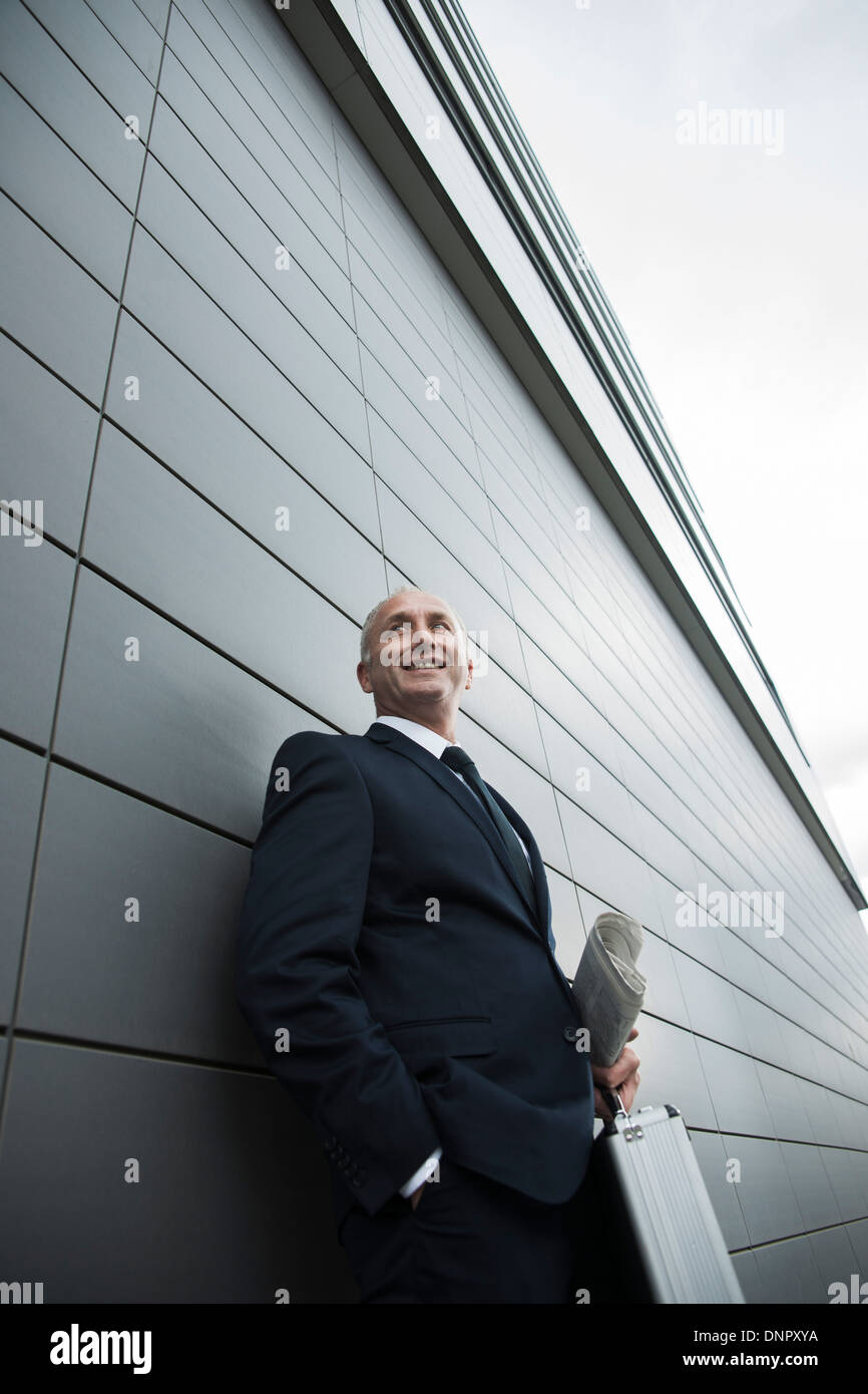Porträt des Kaufmanns lehnte sich gegen die Wand des Gebäudes, Mannheim, Deutschland Stockfoto