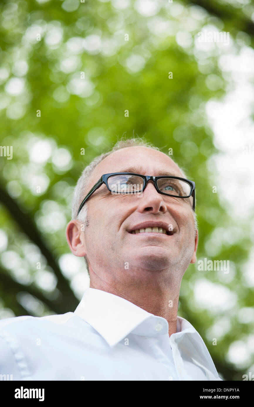 Close-up Portrait von reifer Mann rimmed Brillen tragen, im Park, Mannheim, Deutschland Stockfoto