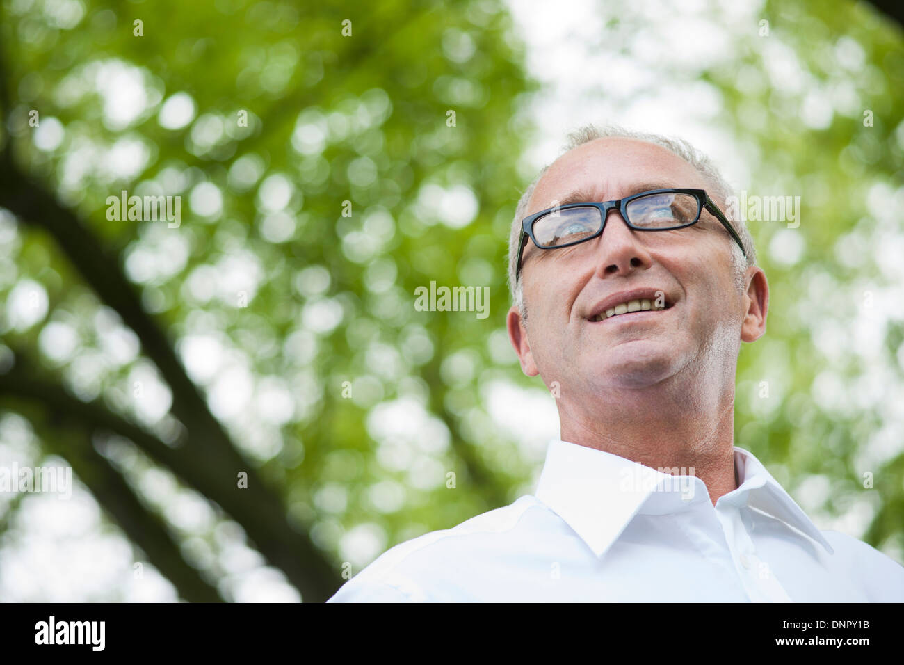 Close-up Portrait von reifer Mann rimmed Brillen tragen, im Park, Mannheim, Deutschland Stockfoto