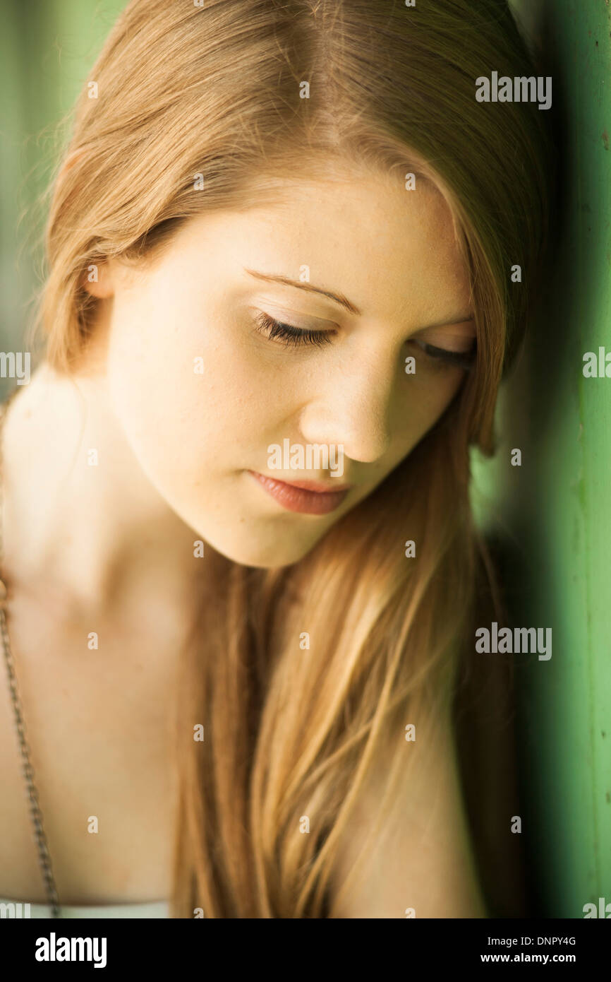 Close-up Portrait von junge Frau mit langen Haaren im Freien, auf der Suche nach unten Stockfoto