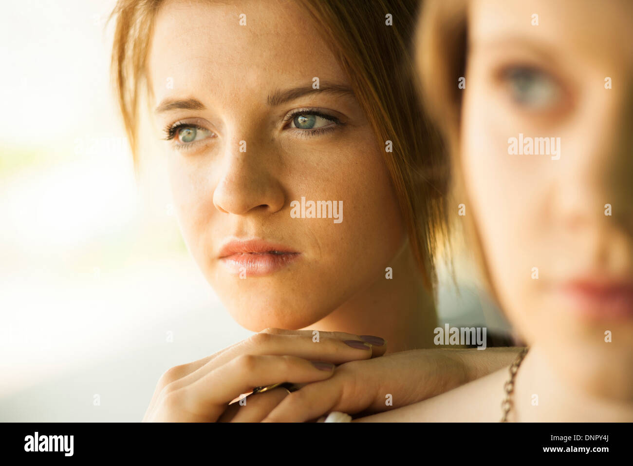 Close-up Portrait von Teenager-Mädchen mit unscharfen junge Frau im Vordergrund Stockfoto