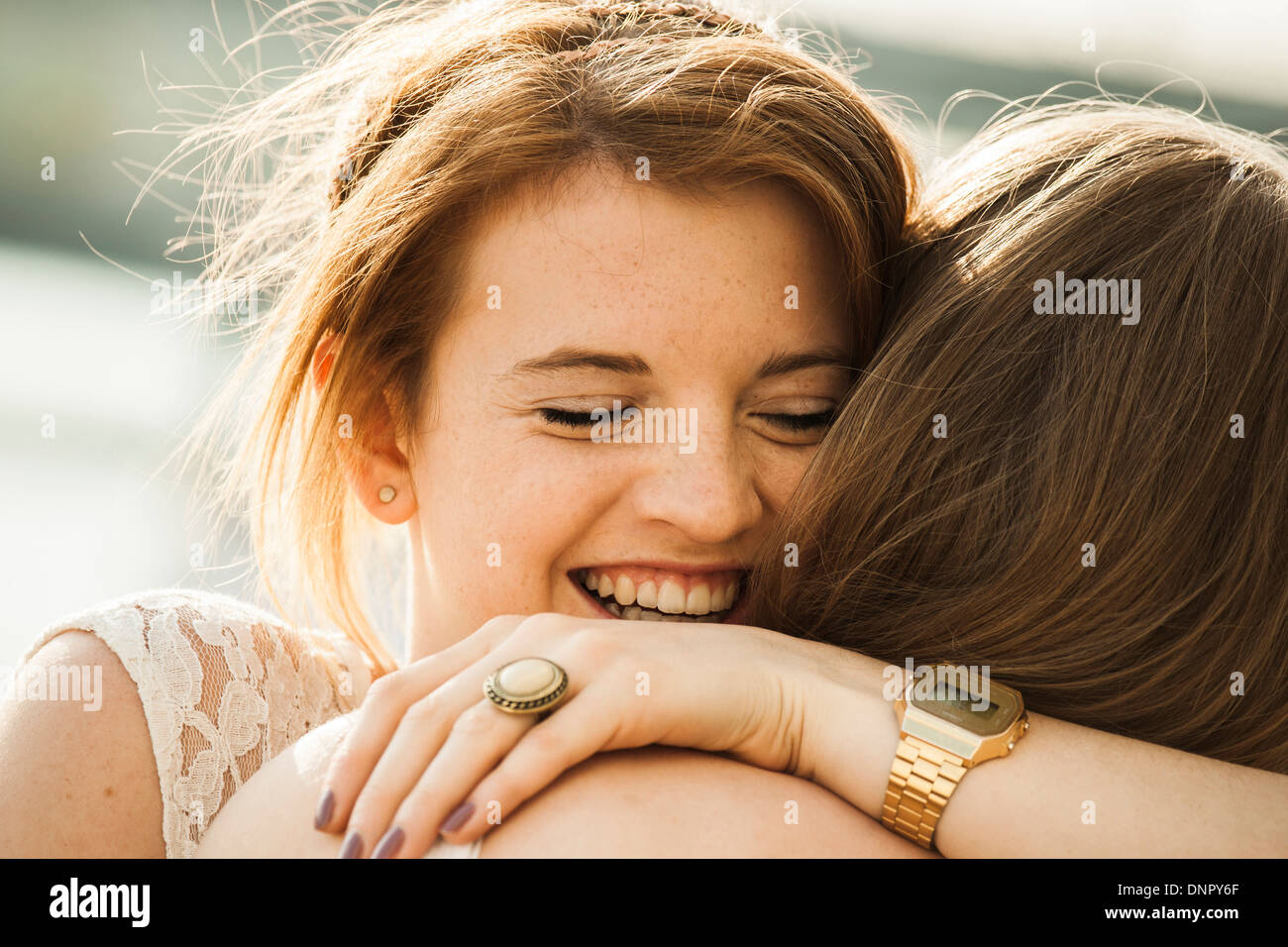 Nahaufnahme von jungen Frauen umarmen im freien Stockfoto