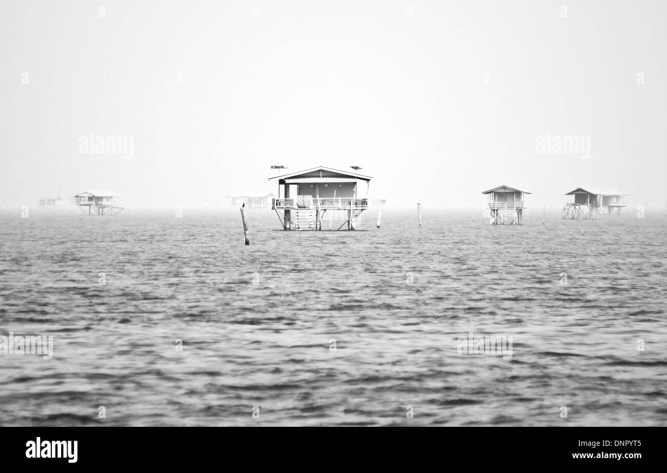 Ferienhaus befindet sich im Meer. Die Unterkunft der Fischer, Phetchaburi, Thailand. Schwarz und weiß. Stockfoto