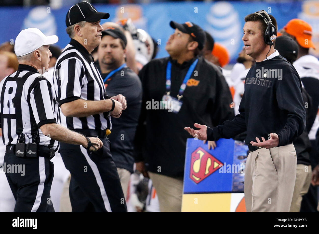 Arlington, Texas, USA. 3. Januar 2014. 3. Januar 2014: Oklahoma State Cowboys Cheftrainer Mike Gundy Gespräche mit Beamten während der AT&T Cotton Bowl klassische NCAA Football-Spiel zwischen der Oklahoma State Cowboys und den Missouri Tigers im AT&T Stadium in Arlington, TX. Die Tiger besiegte die Cowboys 41-31. Bildnachweis: Csm/Alamy Live-Nachrichten Stockfoto