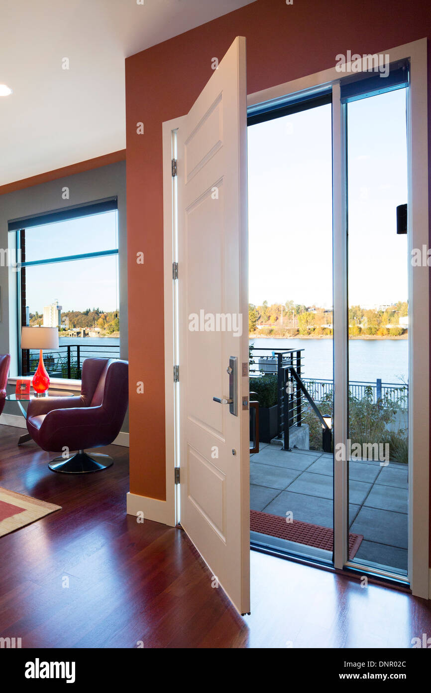 Offene Tür des Modern Style Haus mit Blick auf den Fluss, Portland, Oregon, USA Stockfoto