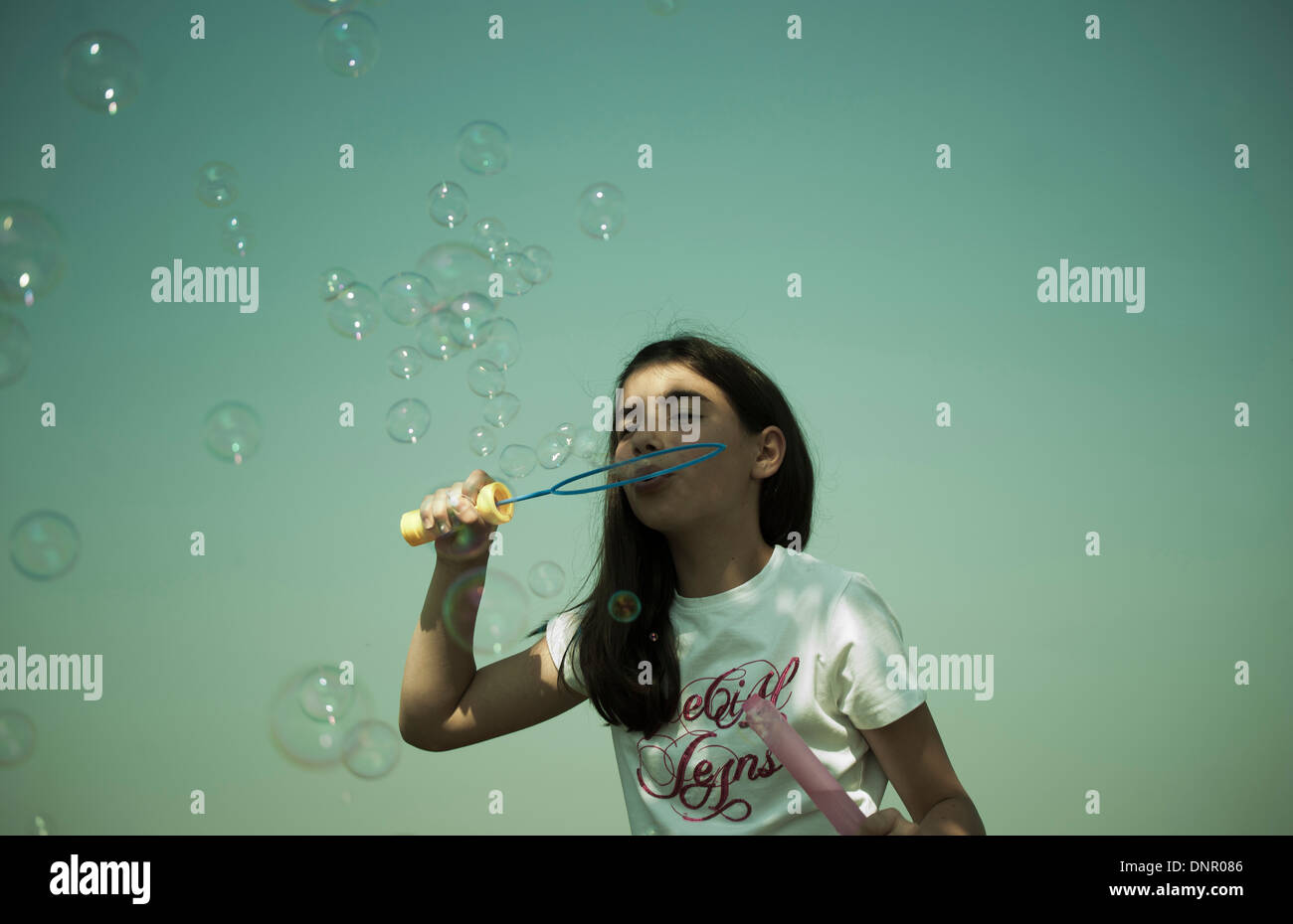 Mädchen bläst Luftblasen, Mannheim, Baden-Württemberg, Deutschland Stockfoto