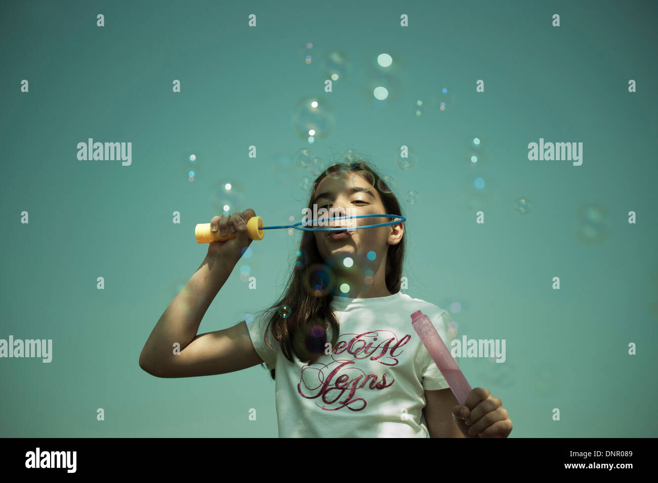 Mädchen bläst Luftblasen, Mannheim, Baden-Württemberg, Deutschland Stockfoto