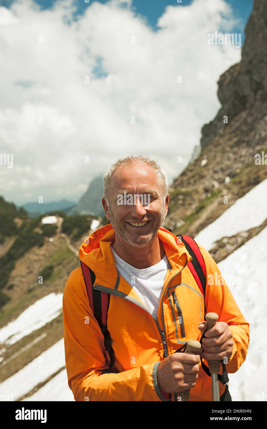 Close-up Portrait von reifer Mann Wandern in Bergen, Tannheimer Tal, Österreich Stockfoto