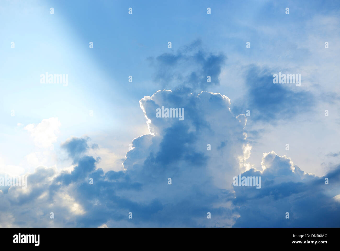 Wolkenbildung mit Sonnenstrahlen Stockfoto