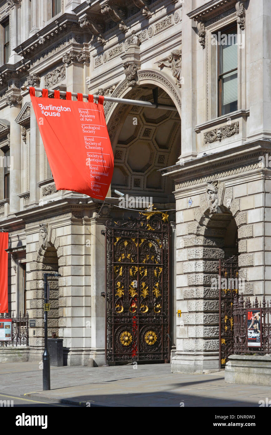 Piccadilly Street Scene Eingang & Tore zum Burlington House, Heimat der Royal Academy of Arts und fünf gelernte Gesellschaften in Mayfair London, England Stockfoto