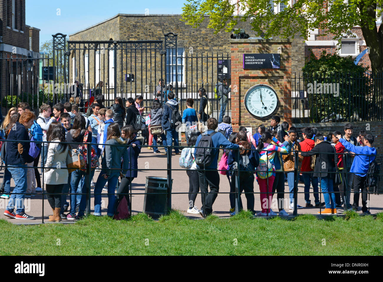 Schule Kinder Kursteilnehmer einige auf reisen aus dem Ausland an der Schule organisierten Hochschule Besuche der Royal Greenwich Observatory Greenwich London England Großbritannien Stockfoto
