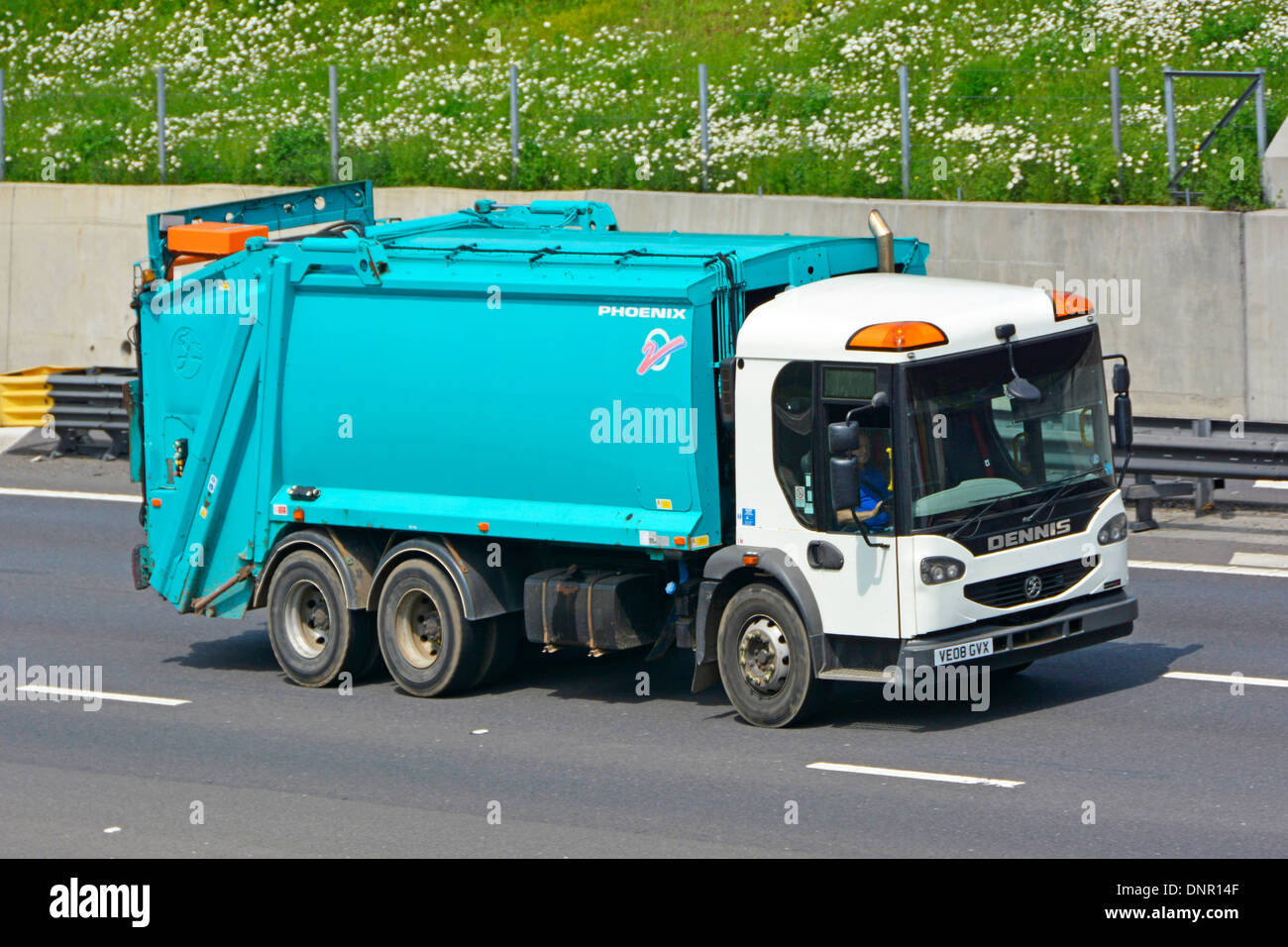 LKW mit doppeltem Hinterachsbehälter, ohne Markierung von Dennis Phoenix reinigen Für die Sammlung von Haushalt & Unternehmen Abfall Müll Müll fahren Entlang der britischen Autobahn Stockfoto