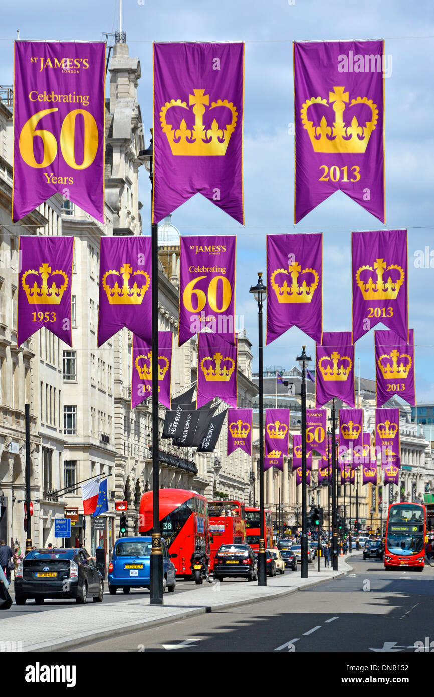 Banner in London Piccadilly feiert die Jubiläum der Königin Elizabeths Krönung (Blick in Richtung Piccadilly Circus) Stockfoto