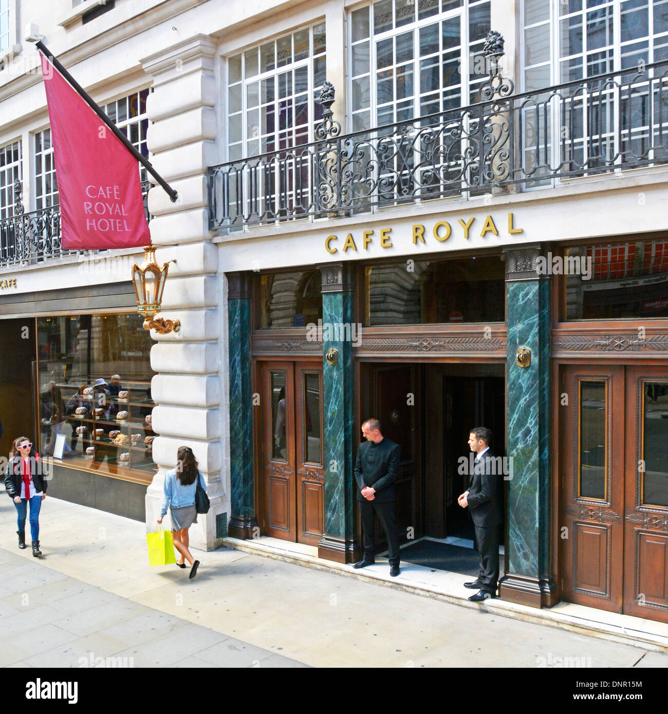 London Pflaster Straße Szene Portier historischen Cafe Royal in Regent Street fünf-Sterne-Luxushotel in denkmalgeschützter Gebäude formal ein Restaurant England UK Stockfoto