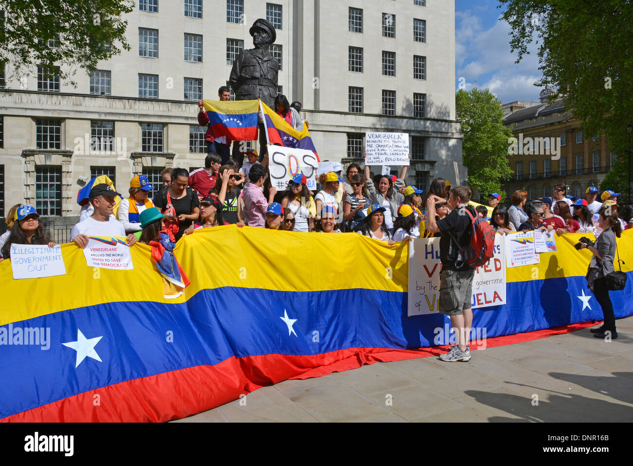 Venezolanische Protestgruppen demonstrieren in Whitehall Westminster London England Großbritannien Stockfoto