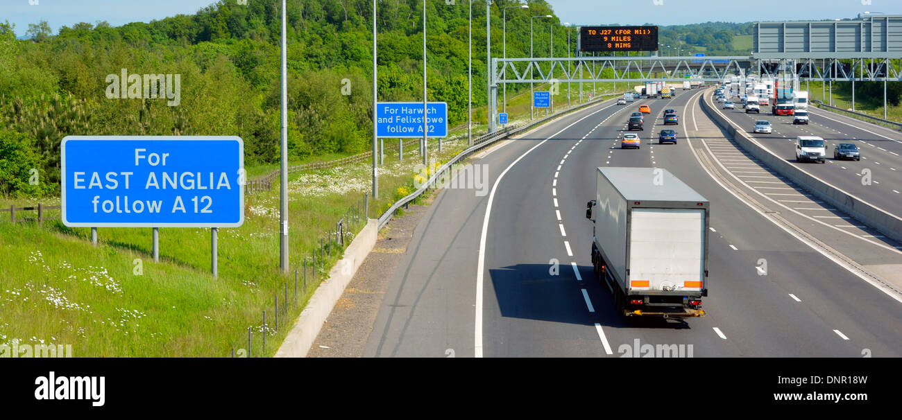 Verschiedene Anzeichen auf die M25 Ringstraße einschließlich Gantry montiert elektronische Digitalanzeige Brentwood Brentwood Essex England Großbritannien Stockfoto