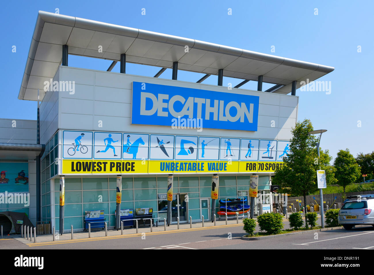 Vor dem Decathlon Sport Mega Store Einzelhandel Geschäft Gebäude auf Shopper Retail Park mit kostenlosem Parkplatz West Thurrock Essex England Stockfoto