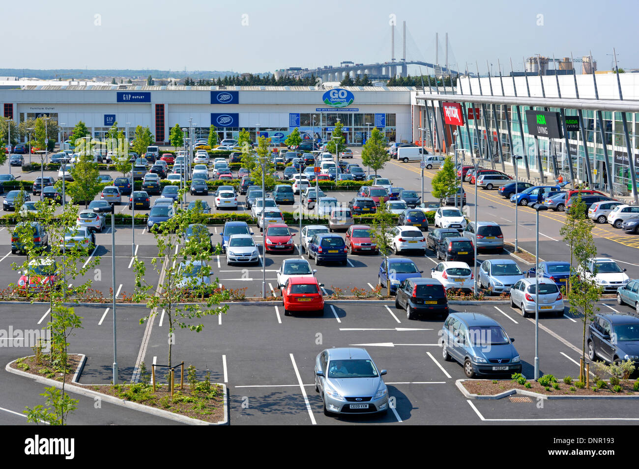 Einzelhandelsgeschäfte im Junction Retail Park, kostenloser Parkplatz für Kunden, Dartford River Crossing Bridge, weit entfernt von Essex England, Großbritannien Stockfoto