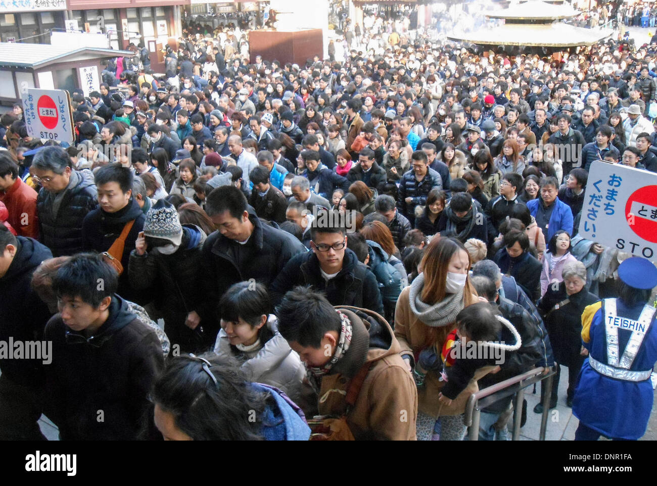 Tokio, Japan. 4. Januar 2014. Menschen warten, um Neujahr beten bei Kawasaki Daishi Heikenji Tempel in Kawasaki, südlich von Tokio 4. Januar 2014. 4. Januar 2014. Bildnachweis: Hitoshi Yamada/NurPhoto/ZUMAPRESS.com/Alamy Live-Nachrichten Stockfoto