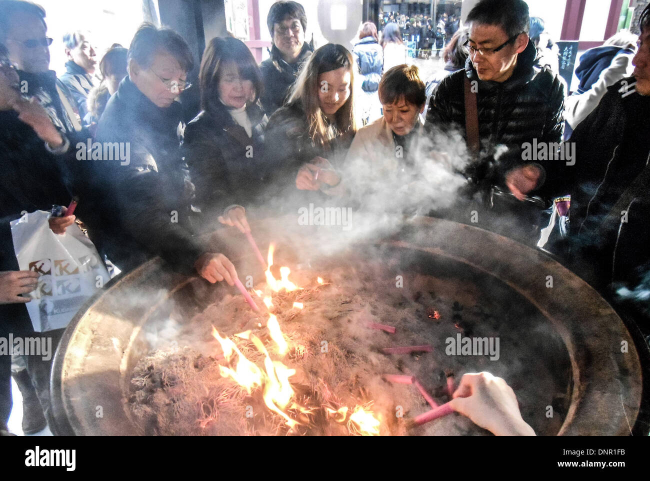 Tokio, Japan. 4. Januar 2014. Menschen warten, um Neujahr beten bei Kawasaki Daishi Heikenji Tempel in Kawasaki, südlich von Tokio 4. Januar 2014. 4. Januar 2014. Bildnachweis: Hitoshi Yamada/NurPhoto/ZUMAPRESS.com/Alamy Live-Nachrichten Stockfoto