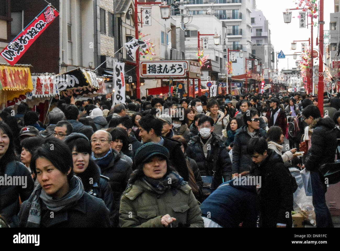 Tokio, Japan. 4. Januar 2014. Menschen warten, um Neujahr beten bei Kawasaki Daishi Heikenji Tempel in Kawasaki, südlich von Tokio 4. Januar 2014. 4. Januar 2014. Bildnachweis: Hitoshi Yamada/NurPhoto/ZUMAPRESS.com/Alamy Live-Nachrichten Stockfoto