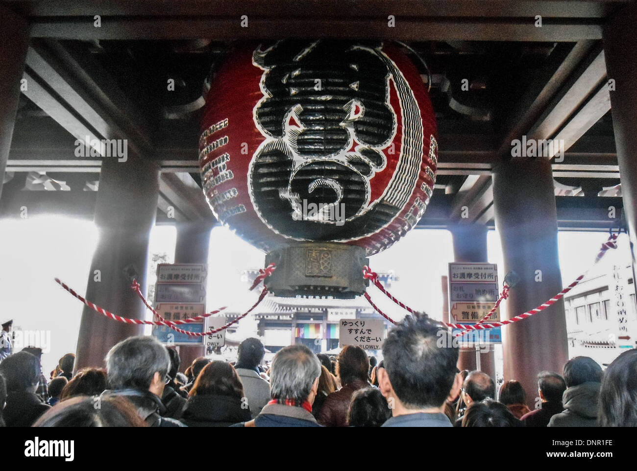 Tokio, Japan. 4. Januar 2014. Menschen warten, um Neujahr beten bei Kawasaki Daishi Heikenji Tempel in Kawasaki, südlich von Tokio 4. Januar 2014. 4. Januar 2014. Bildnachweis: Hitoshi Yamada/NurPhoto/ZUMAPRESS.com/Alamy Live-Nachrichten Stockfoto