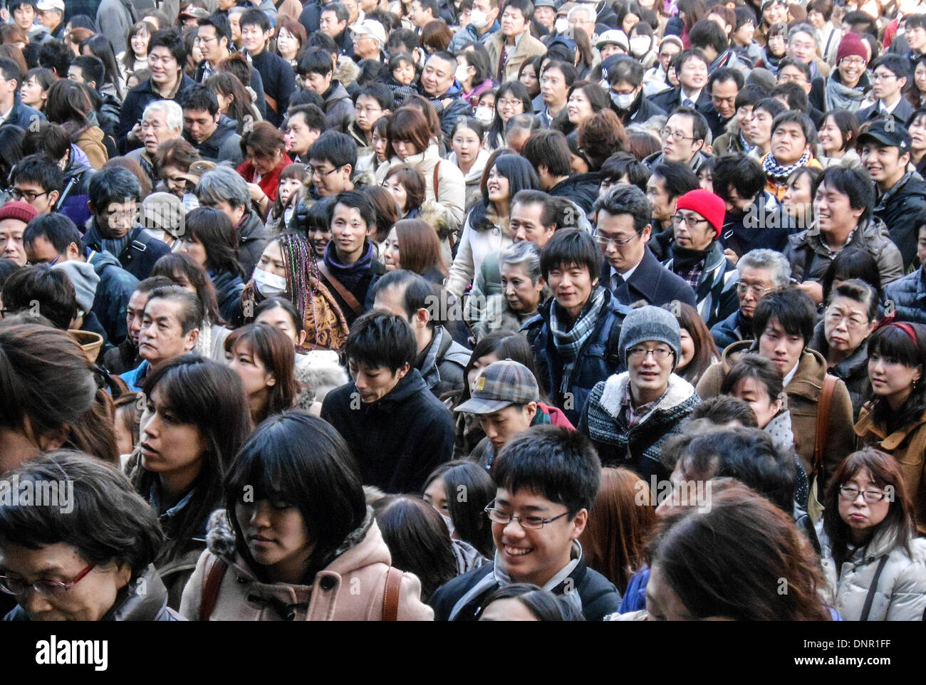 Tokio, Japan. 4. Januar 2014. Menschen warten, um Neujahr beten bei Kawasaki Daishi Heikenji Tempel in Kawasaki, südlich von Tokio 4. Januar 2014. 4. Januar 2014. Bildnachweis: Hitoshi Yamada/NurPhoto/ZUMAPRESS.com/Alamy Live-Nachrichten Stockfoto